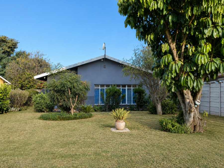 To Let 4 Bedroom Property for Rent in Oos Einde North West